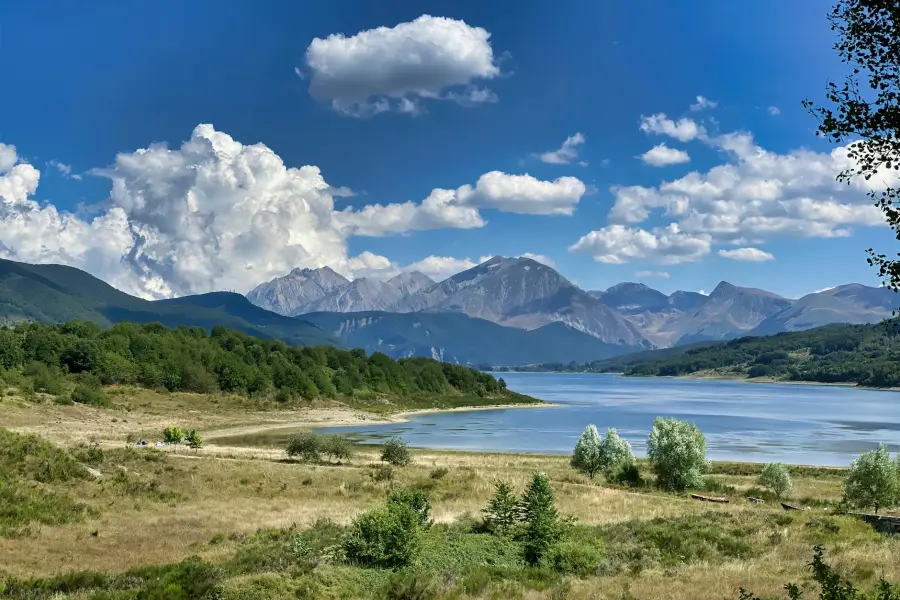 Il Matese: guida al massiccio montuoso tra Molise e Campania, le escursioni intorno al lago, i boschi e gli sport invernali